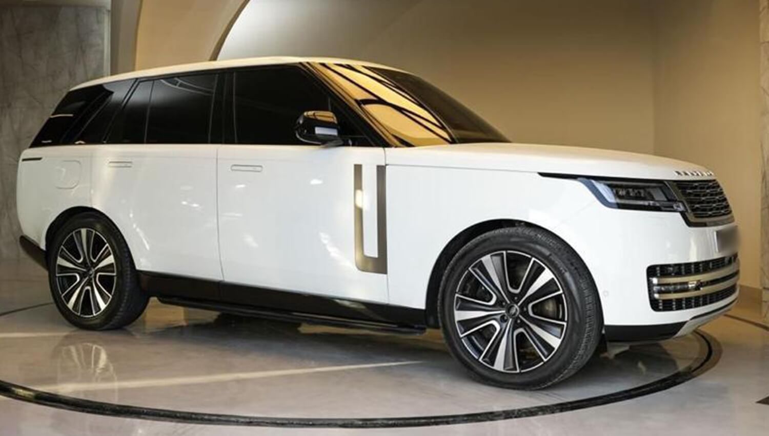 Range Rover Vogue 2023 Car Rental Dubai